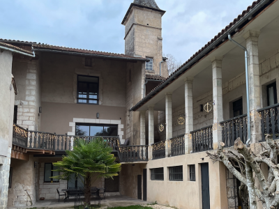 Vente maison ancienne rénovée en pierre avec appartement en + et boutique